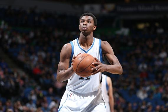 又犯规了！第二节刚上来杨瀚森补防科沃德又被裁判吹打手&已经3犯（次节开局杨瀚森补防科沃德再被吹打手，个人犯规已3次）