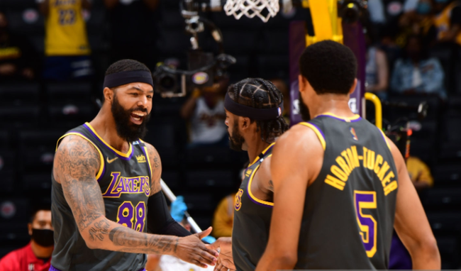 弗罗因德：球队展现了能量和韧性，我非常欣赏这样的胜利（弗罗因德：球队的能量与韧性尽显，这样的胜利让我非常满意）