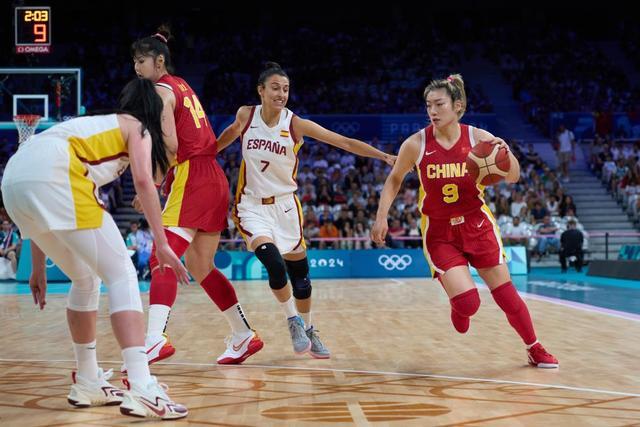 今日亚泰降级，而昨日以亚泰梯队为班底的泰州队夺得苏超冠军（冰火两重天：亚泰今日降级，昨日由亚泰梯队为班底的泰州队加冕苏超冠军）