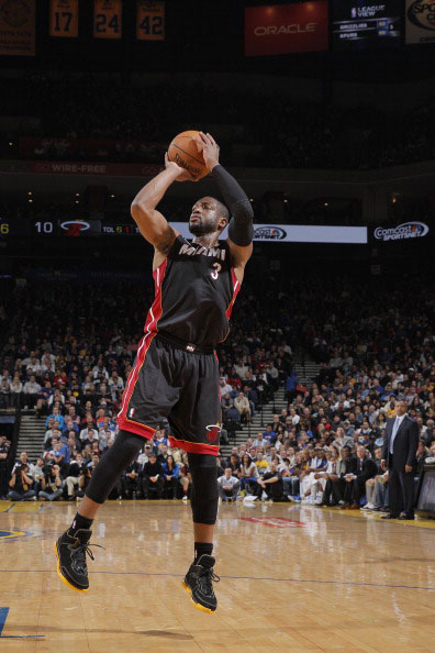 媒体人：广东暂时只有徐杰能稳定组织 胡明轩&两名小外都是攻击手（媒体人称广东现阶段仅徐杰能稳控组织，胡明轩与两名小外更偏向攻击）