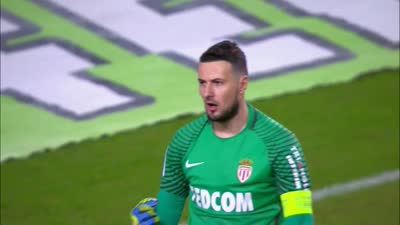 沃克半场表现惊艳，三分球成为杀手锏（沃克半场大放异彩，三分球化作制胜利器）