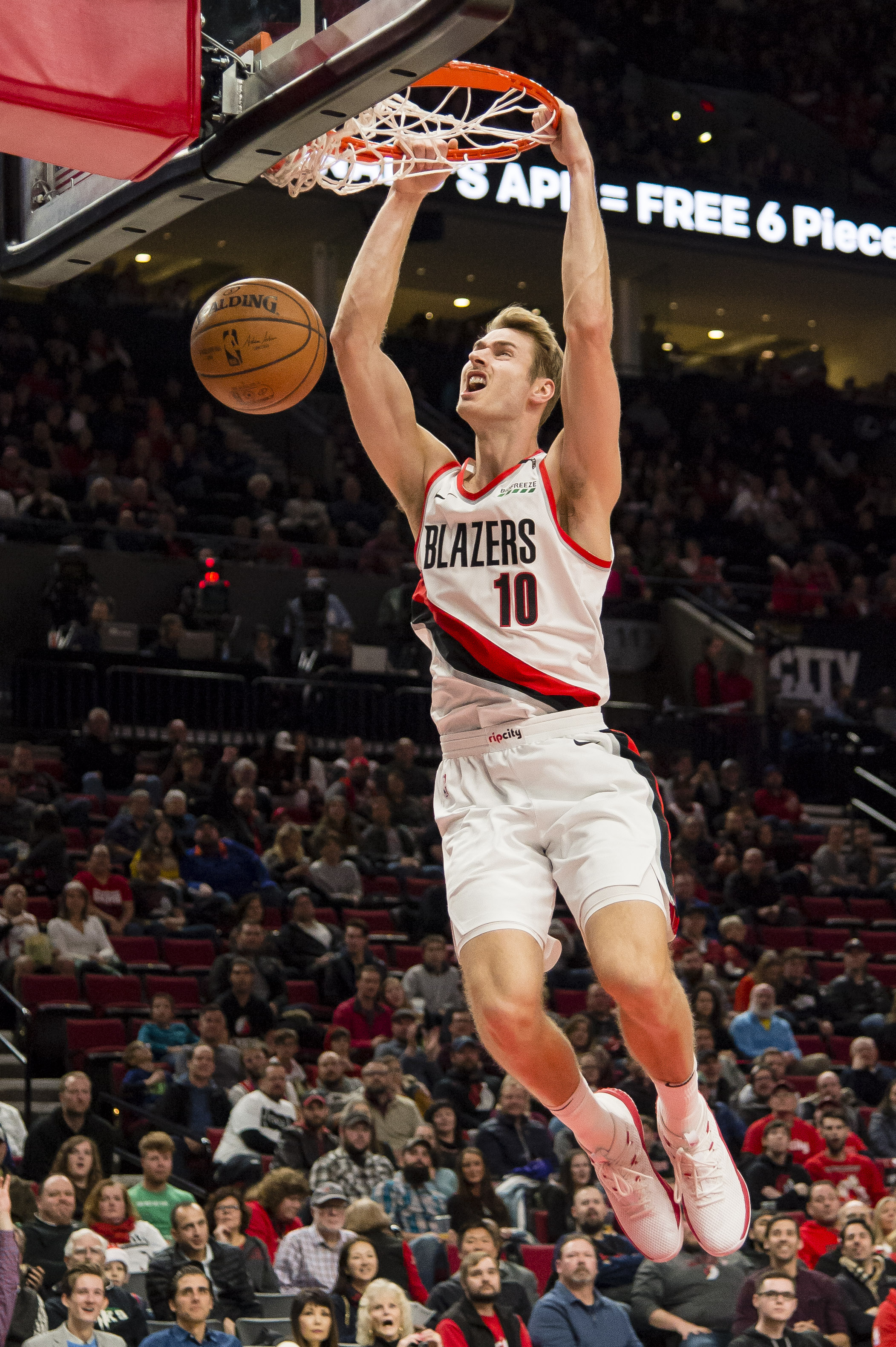 杠上！卡拉格喷费迪南德：草根代言人，怎么不聊聊世界杯票价（正面刚！卡拉格怼费迪南德：既是草根代言人，何不谈谈世界杯票价？）