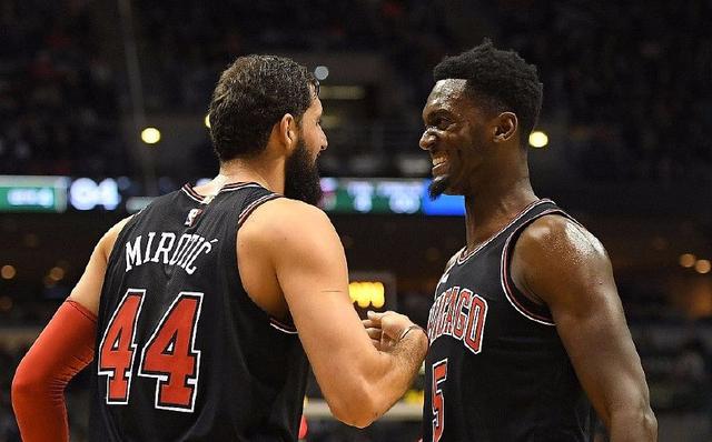 亨利批萨拉赫：此类事情不应公开谈论，我在巴萨时就没这么干（亨利抨击萨拉赫：这类事不该公开谈，效力巴萨时我从未这么做）